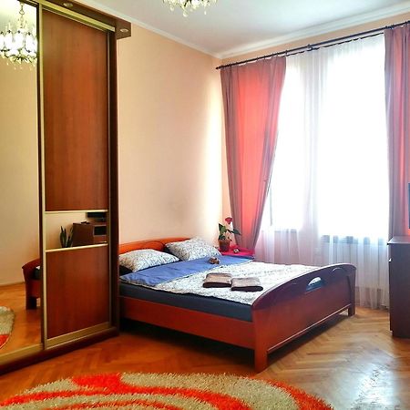 Apartamento Flat On Sheptytskykh Leópolis Exterior foto