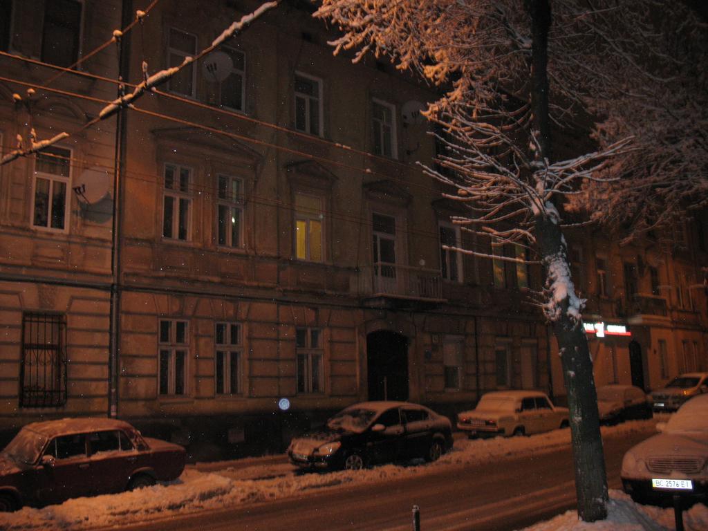 Apartamento Flat On Sheptytskykh Leópolis Exterior foto