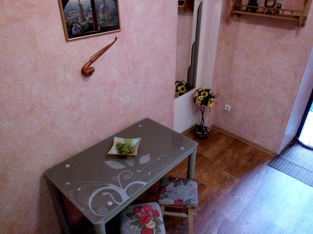 Apartamento Flat On Sheptytskykh Leópolis Exterior foto