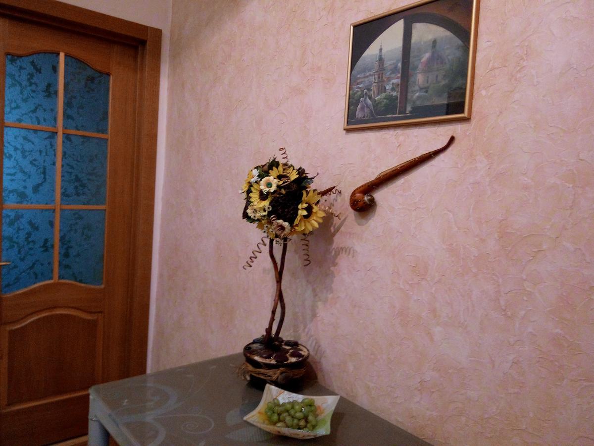 Apartamento Flat On Sheptytskykh Leópolis Exterior foto